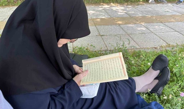 Sınava giren torununu Kur'an-ı Kerim okuyarak bekledi