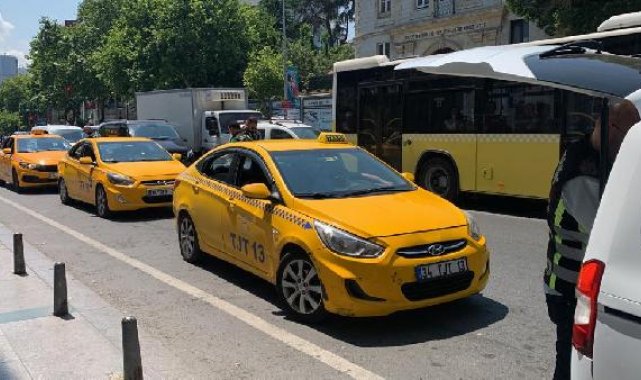 Şişli'de taksi denetimi; Emniyet kemerinden ceza yazılmasına rağmen takmadan devam etti