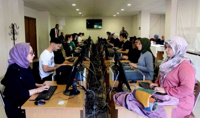 Sivas'ta katip adayları klavye sınavında ter döktü