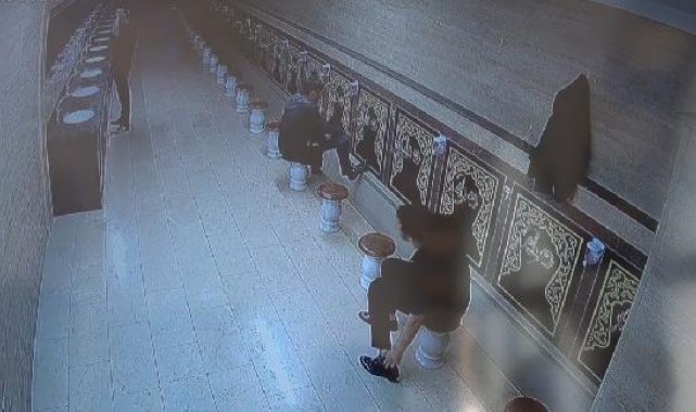 Sultangazi'de camiden musluk çalan şüphelinin fotoğraflarını duvara yapıştırdılar