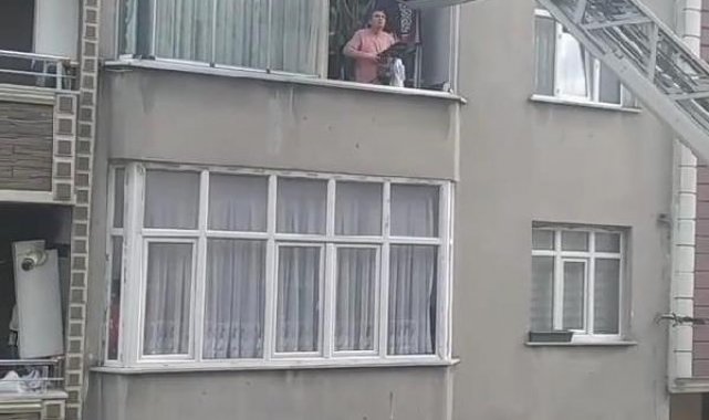 Sultangazi'de yıkım sırasında 3 binada hasar oluştu; merdiveni çöken binadakiler kurtarıldı