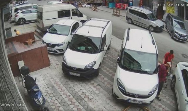 Sultangazi'de yürüteç ile hırsızlık kamerada