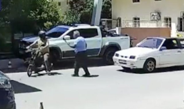 Sürücüler kavga ederken motosikleti çaldı