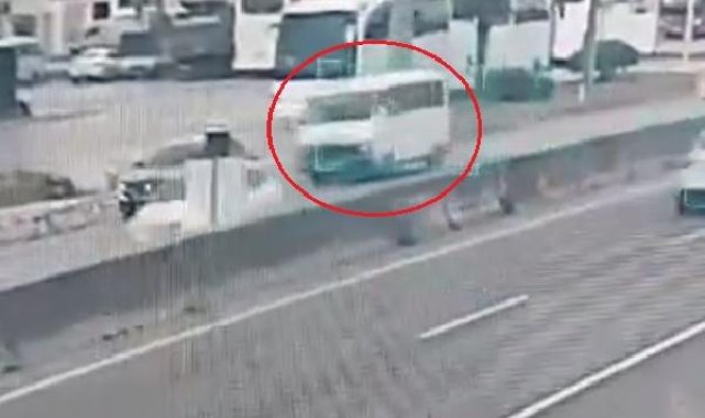 Sürücünün, para üstü verirken kontrolünü kaybettiği minibüs otomobile çarpıp, devrildi: 10 yaralı