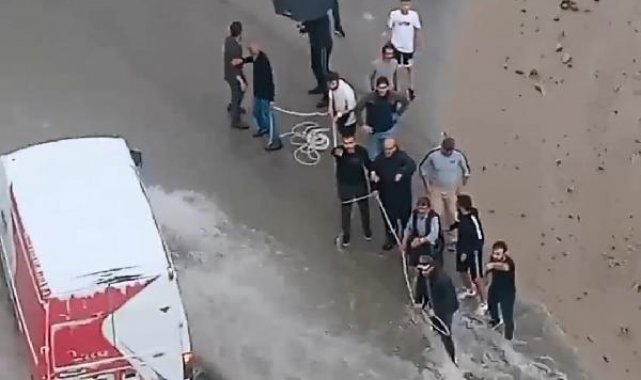 Sürücünün sel sularıyla zorlu sınavı: Boğulmaktan çevredekiler kurtardı, o anlar kamerada