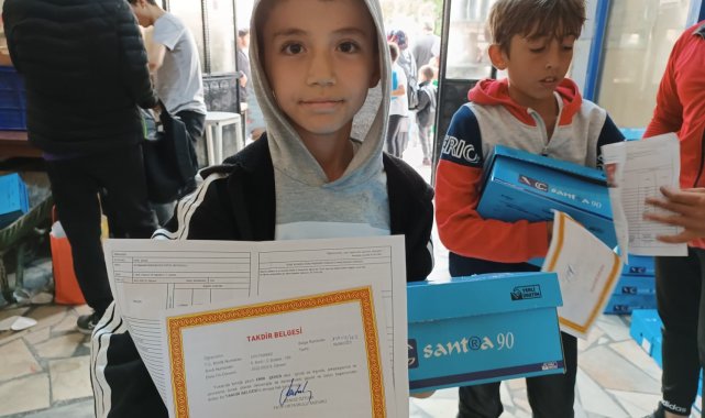 Takdir alan öğrencilere ayakkabı hediyesi