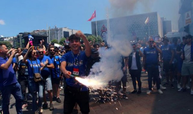 Taksim Meydanı'na gelen taraftarlar otobüslerle stada götürülüyor