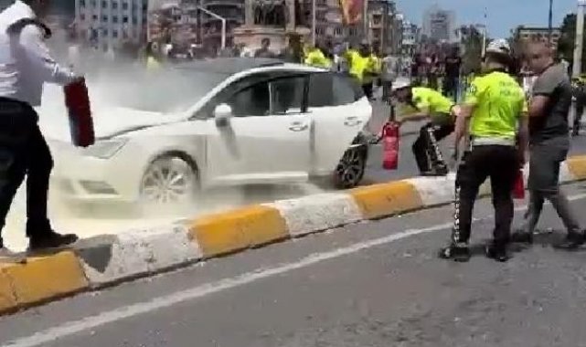 Taksim'de otomobildeki yangını çevredekiler söndürdü