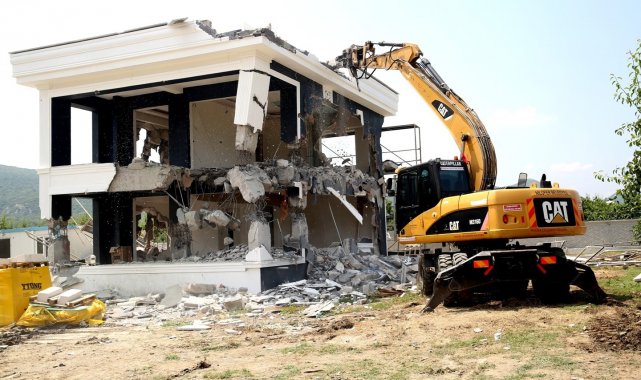Tarım arazisine yapılan kaçak lüks yapı yerle bir edildi