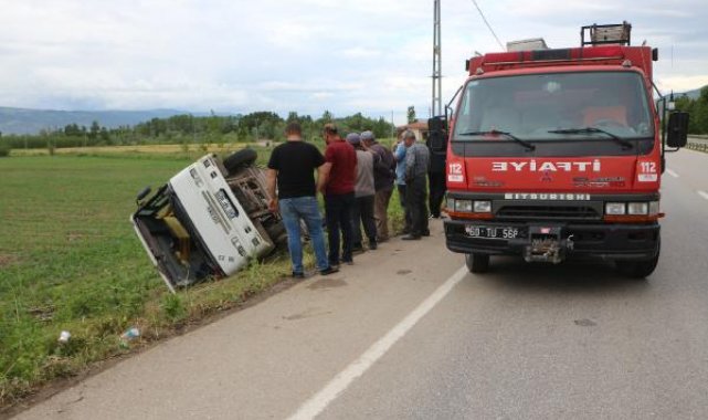 Tarım işçilerini taşıyan midibüs devrildi