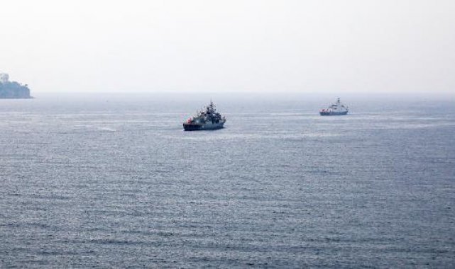 Tatbikat için gelen 2 fırkateyn, Antalya Yat Limanı açığına demirledi