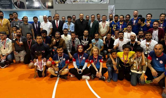 Tatvan'da voleybol ve futbol turnuvaları tamamlandı