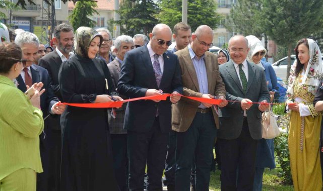 Tavşanlı Halk Eğitim Merkezi'nin Yıl Sonu Sergisi açıldı