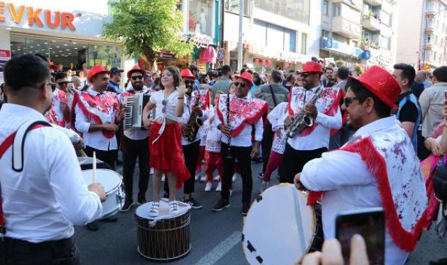 Tekirdağ Uluslararası Kiraz Festivali kortej yürüyüşü ile başladı