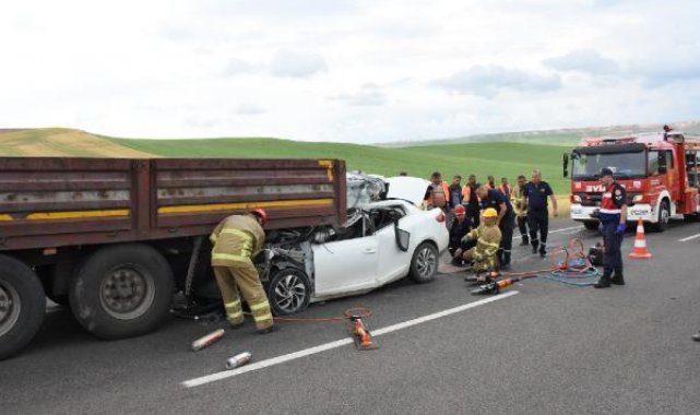TIR'a arkadan çarpan otomobilin sürücü polis, hayatını kaybetti