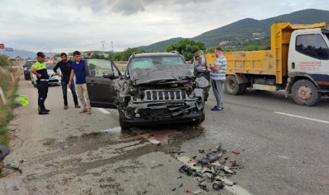 TIR'a çarpan cipin sürücüsü yaralandı