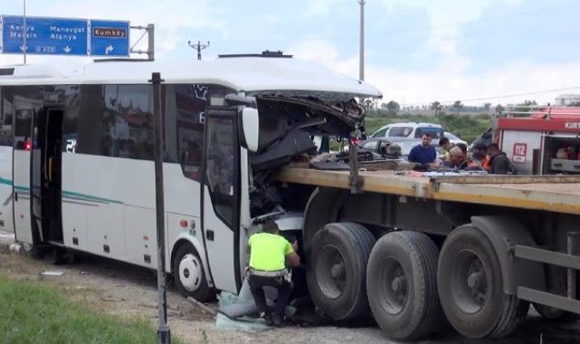 TIR'a çarpan tur midibüsünün sürücüsü öldü, 1'i ağır 5 turist yaralı