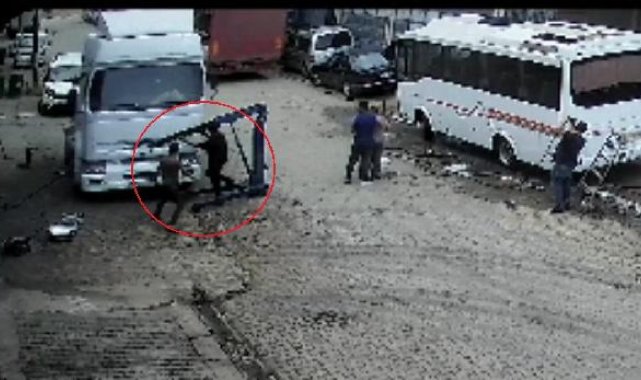 TIR'ın altında kalmaktan son anda kurtuldular; panik anları kamerada
