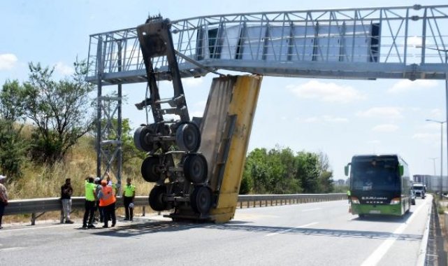 TIR'ın seyir halinde açılan damperi, bilgilendirme panosuna çarptı