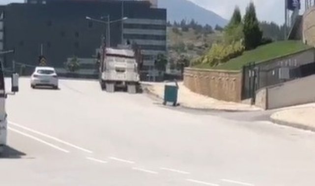Tırdan kayan sıfır SUV araç, park halindeki otomobillere çarptı