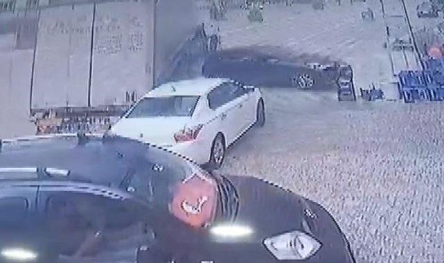 Tırın çarptığı otomobiller savruldu, o anlar kameraya yansıdı