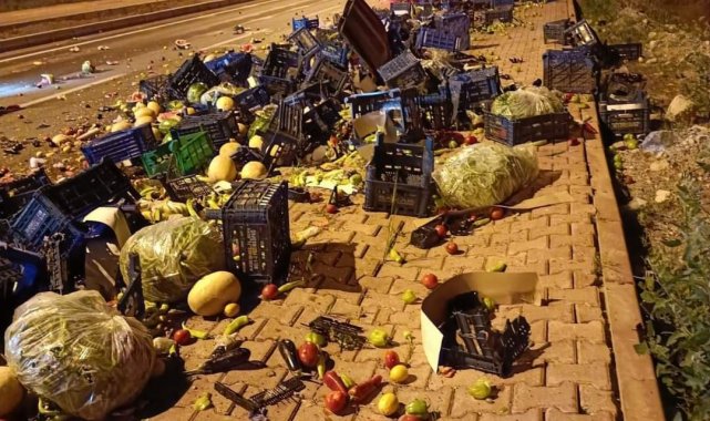 Tırlar kaza yaptı, meyveler yola saçıldı