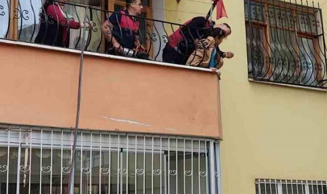 Tokat'ta kafası balkon demirine sıkışan çocuk kurtarıldı