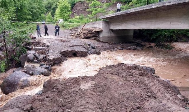 Tokat'ta sağanak menfezleri tıkadı, 5 mahalleye ulaşımı sağlayan yol göle döndü