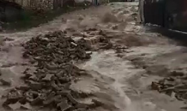 Tokat'ta sel parke taşlarını yerinden döktü