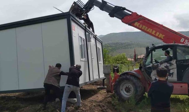 Tomarza'da evleri ağır hasar gören vatandaşlara konteynerleri verildi