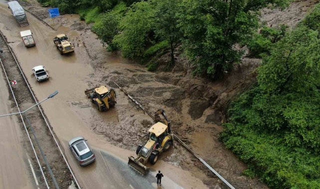 Trabzon-Gümüşhane karayolunda ulaşım sel sularının getirdiği taş ve çamur nedeniyle tek şeritten sağlanıyor