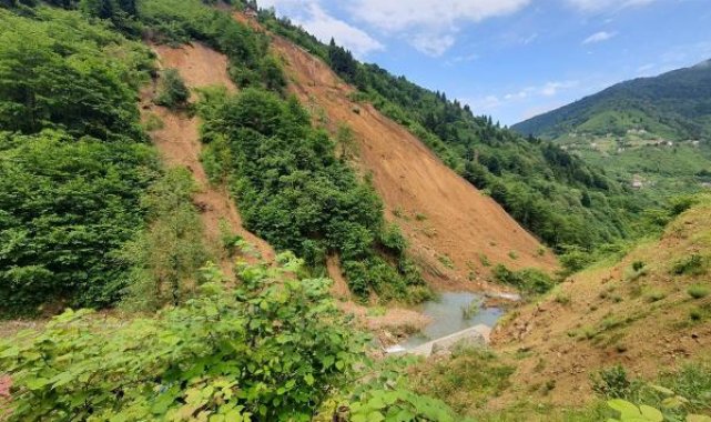 Trabzon'da heyelan; 2 ev boşaltıldı