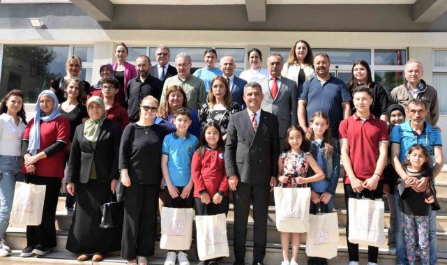 Trafik güvenliğini en iyi anlatan öğrenciler ödüllendirildi
