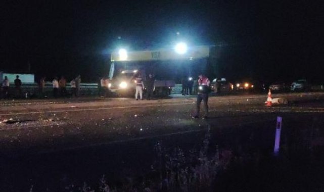 Traktör ile çarpışan otomobildeki kadın öldü, eşi yaralı