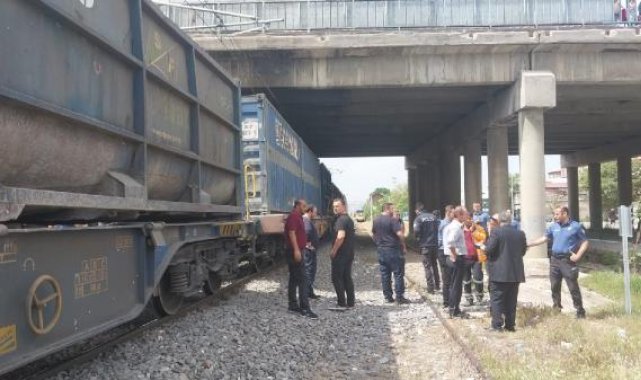 Tren, hemzemin geçitte traktöre çarptı: 1 yaralı - Yeniden