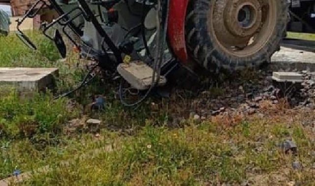 Tren, hemzemin geçitte traktöre çarptı: 1 yaralı