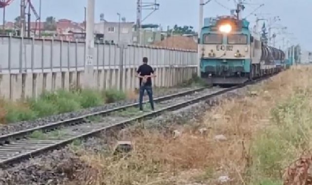 Treni görünce demiryoluna çıkıp bekledi, makinist güçlükle durabildi