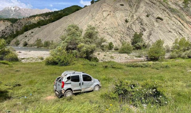 Tunceli'de hafif ticari araç şarampole devrildi: 6 yaralı