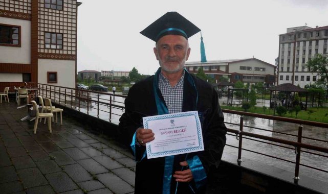 Turizmci belediye başkanının 65 yaşındaki mezuniyet sevinci