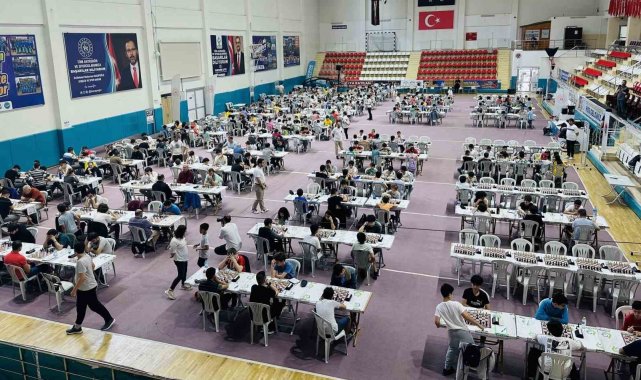 Türkiye'nin dört bir yanından Kocaeli'ye gelen sporcular satranç turnuvasında ter döküyor