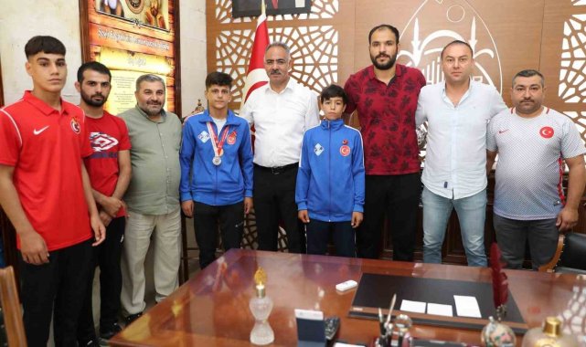 Turnuvadan başarıyla dönen sporculara altın hediyesi