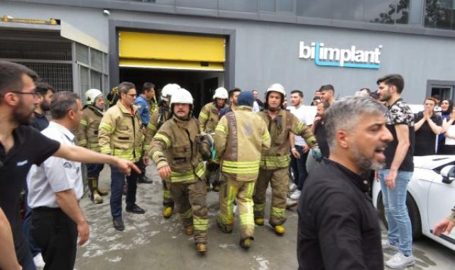 Ümraniye'de yangına müdahale eden itfaiye eri çatıdan düştü