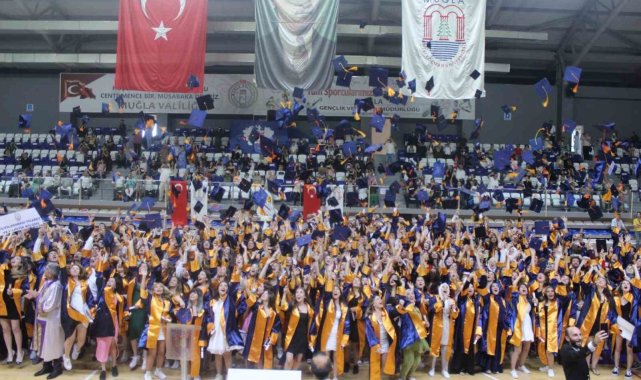 Üniversite öğrencileri mezuniyet sevinci yaşadı