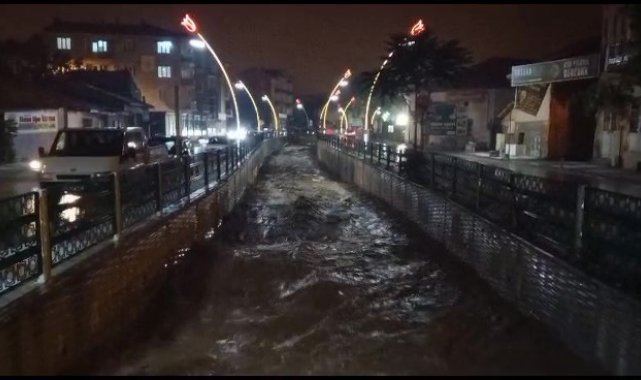 Uşak'ta çay taştı, kenti sel vurdu