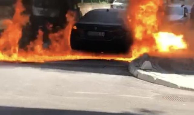 Üsküdar'da seyir halindeki otomobil alev alev yandı