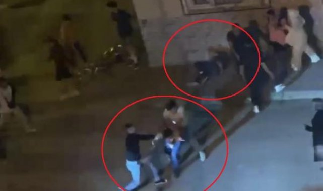 Uyuşturucu sattığını iddia ettikleri kişi ile arkadaşını sokakta darbettiler; o anlar kamerada