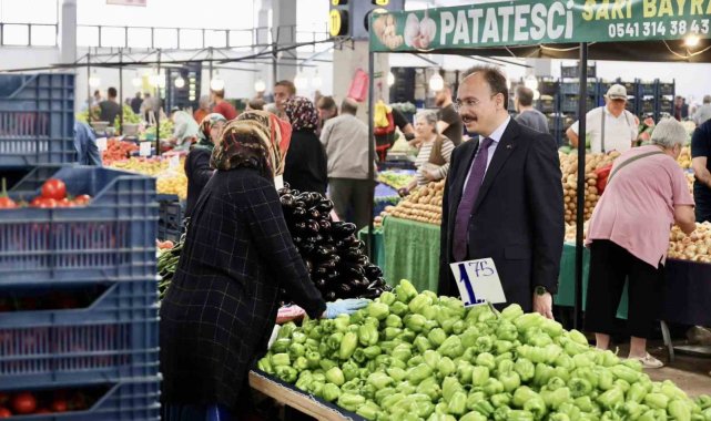 Vali Kızılkaya, pazarda vatandaşlar ile bir araya geldi