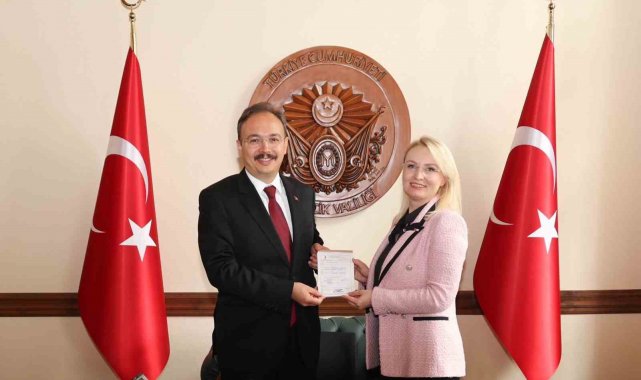 Vali Kızılkaya, Türk Kızılay'ı Bilecik Şube'sine kurban bağışı yaptı