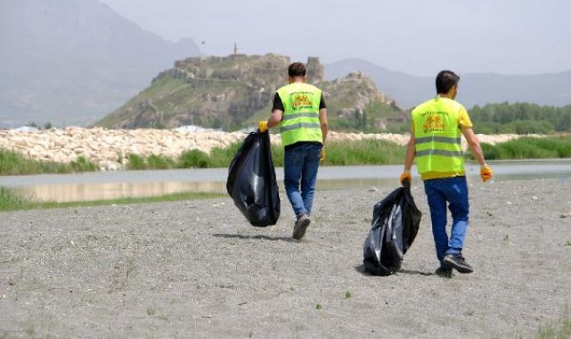 Van Gölü sahilinde 25 ton çöp toplandı