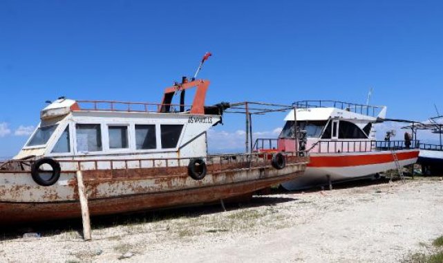 Vanlı balıkçılar teknelerini yeni sezona hazırlıyor